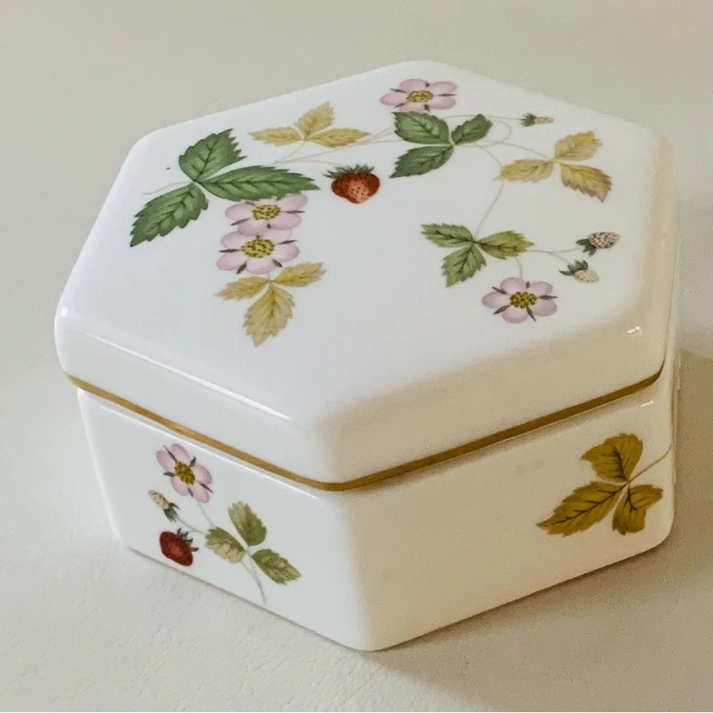 Wedgwood wild strawberry trinket box